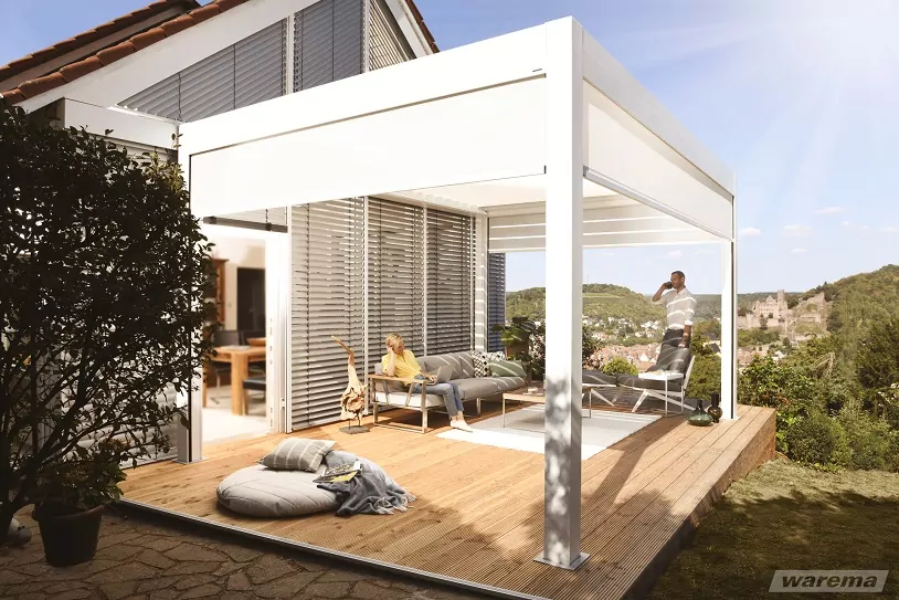 Weißes Lamellendach auf Terrasse