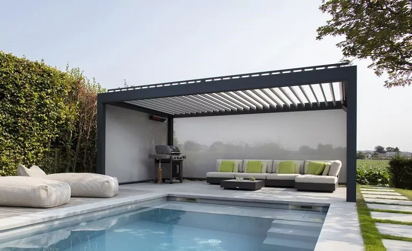 Lamellendach hinter Pool