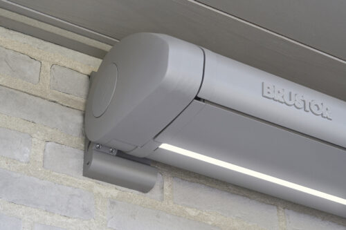 LED Stripe unter der geschlossenen hellgrauen Kassette der Markise