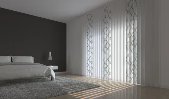Vertikal-Jalousien mit Laser-cut Muster im Schlafzimmer vor der gesamten Tür.
