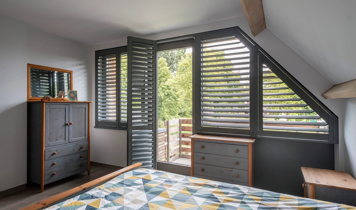 JASNO Shutters in grauer Farbe perfekt auf die Farbe der Wand abgestimmt.