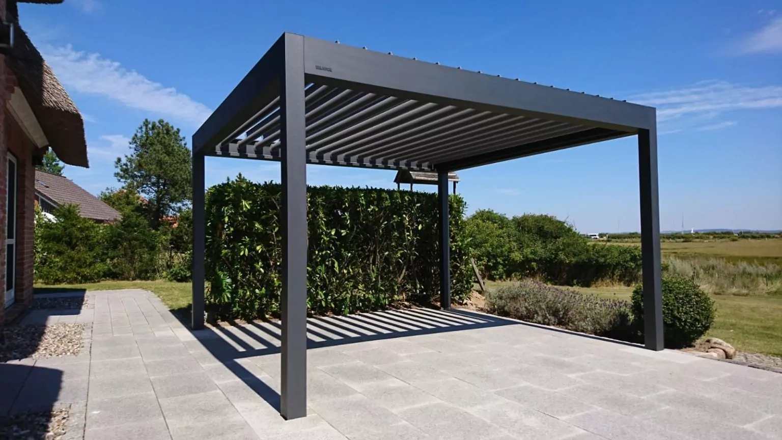 Schwarzes Lamellendach auf Terrasse