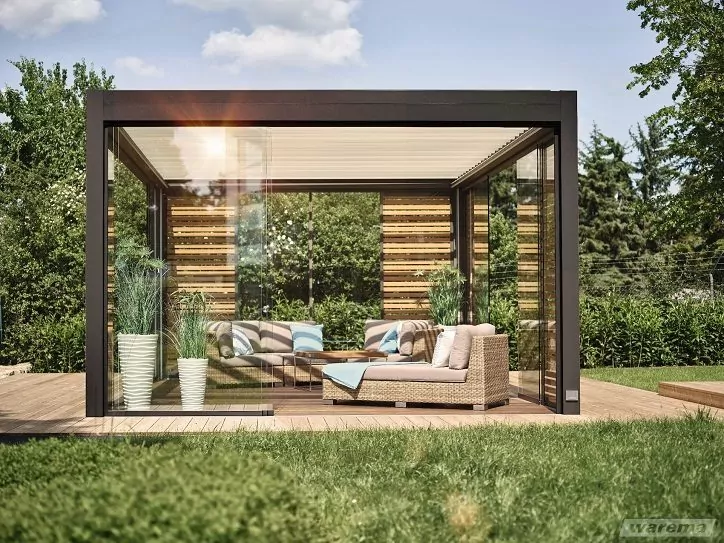 Zimmer im Garten unter einem Lamellendach