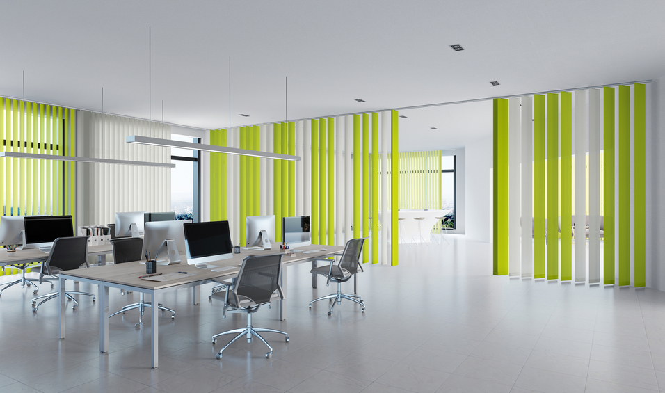 Die Lamellen der Vertikal-Jalousien von MHZ sind individuell kombinierbar, beispielsweise, um sie einem Corporate Design im Büro anzupassen.