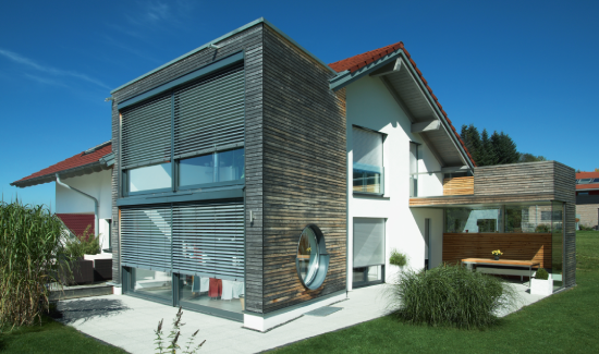 Mit dem minimalistischen Design fügt sich die ROMA Pento perfekt in moderne Hausfassaden ein.