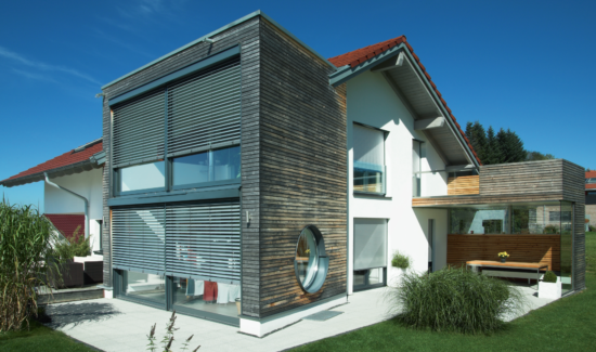 Mit dem minimalistischen Design fügt sich die ROMA Pento perfekt in moderne Hausfassaden ein.
