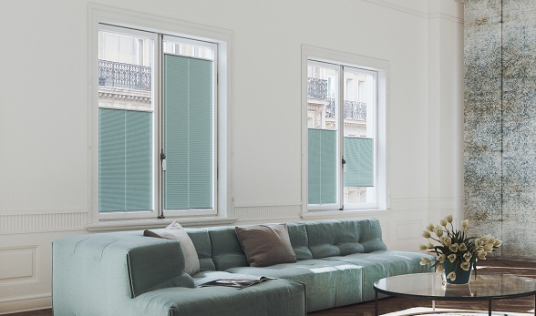 Mintgrüne MHZ Plissees abgestimmt auf ein gleichfarbiges Sofa.