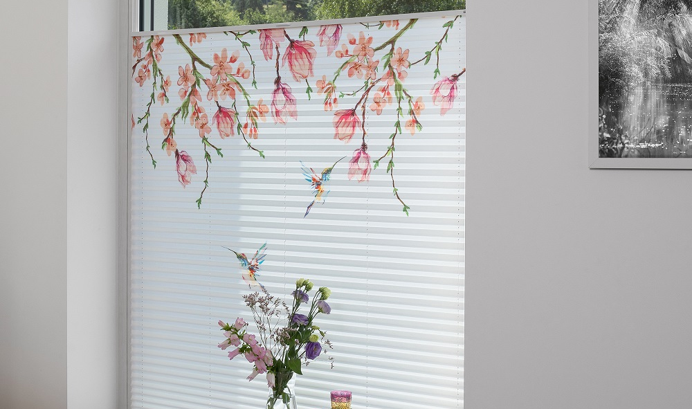 Ein Plissee von MHZ mit Blüten und Kolibri als Motiv.