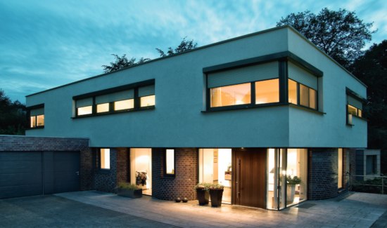 Der ROMA Pento wertet mit seiner modernen Optik die Hausfassade auf.