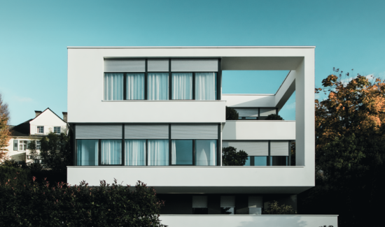 Der ROMA Intego fällt mit seiner Unauffälligkeit auf. Er fügt sich perfekt in die Fassade ein, ohne sichtbaren Kasten.