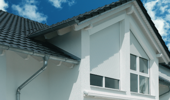 Der ROMA Trendo bietet die ideale Lösung für Fenster mit schräger Oberkante.