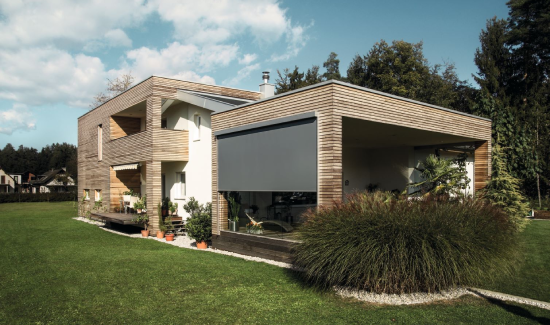 Die ROMA zipSCREEN2 fügt sich mit ihrer klaren Formgebung und modernen Schlichtheit besonders in moderne Fassaden ein.