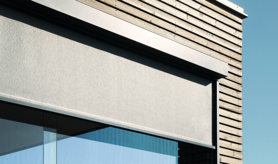 Der ROMA zipSCREEN2 reduziert effektiv das einfallende Sonnenlicht und bleibt dabei dezent und in modernem Design.