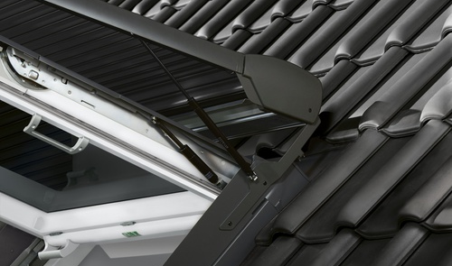 Der Velux SSL kann modular direkt auf ein Dachfenster montiert werden - dank Solarenergie ganz ohne Kabel.