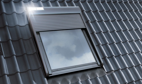 Das Solarmodul im Rolladenkasten des Velux SSL sorgt für die nötige Energie.