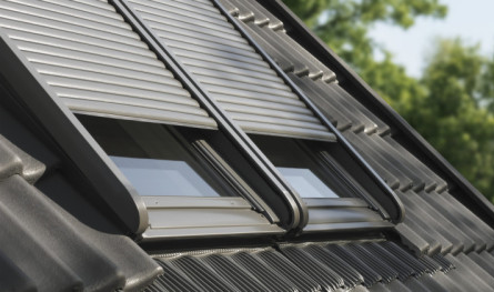 Velux SML, SMH und SMG lassen sich auch modular direkt nebeneinander auf zwei Fenstern befestigen.