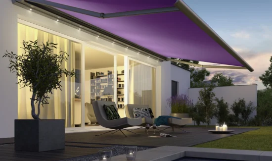 Lila Markise über moderner Terrassen in der Dämmerung