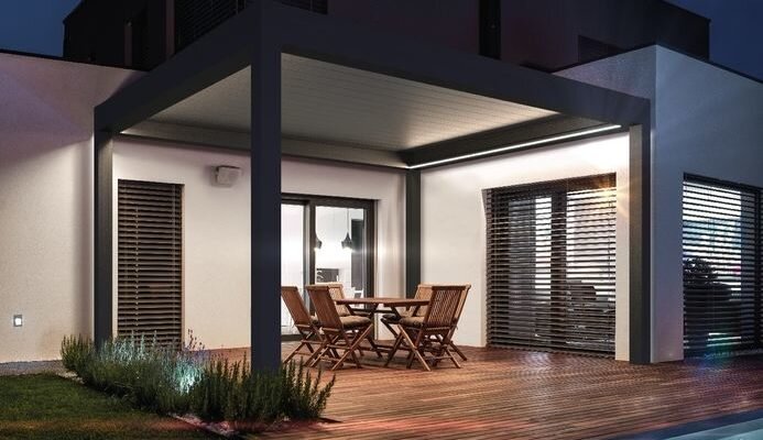 Lamellendach bei Nacht mit LED Strips