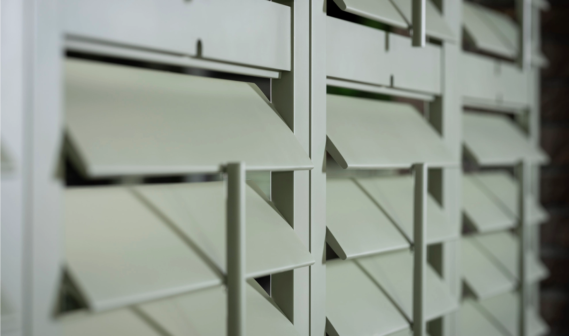 JASNO Shutters besitzen einen Verbindungsstab, der das Einstellen eines individuellen Winkels ermöglicht.