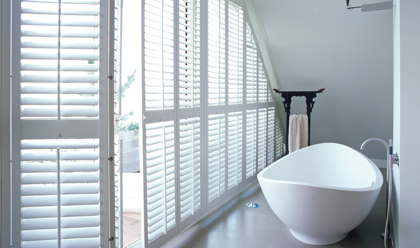 JASNO Shutters beschatten ein Badezimmer und lassen sich aufklappen.