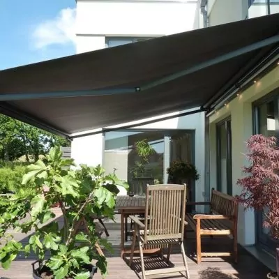 Ausgefahrene Markise in dunkelbraun