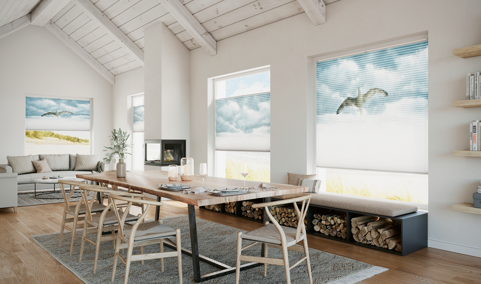 Vielfältige Motive machen MHZ Wabenplissees zum perfekten Zusatz vor der Aussicht aus dem Fenster. Beispielsweise ein Motiv mit Möwe vor einem Ausblick auf Strand und Meer