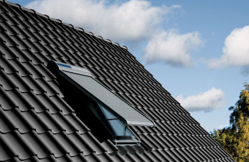 Solar Rollladen für Dachfenster, dass ein Kippen der Fenster trotzdem ermöglicht.