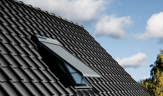 Solar Rollladen für Dachfenster, dass ein Kippen der Fenster trotzdem ermöglicht.