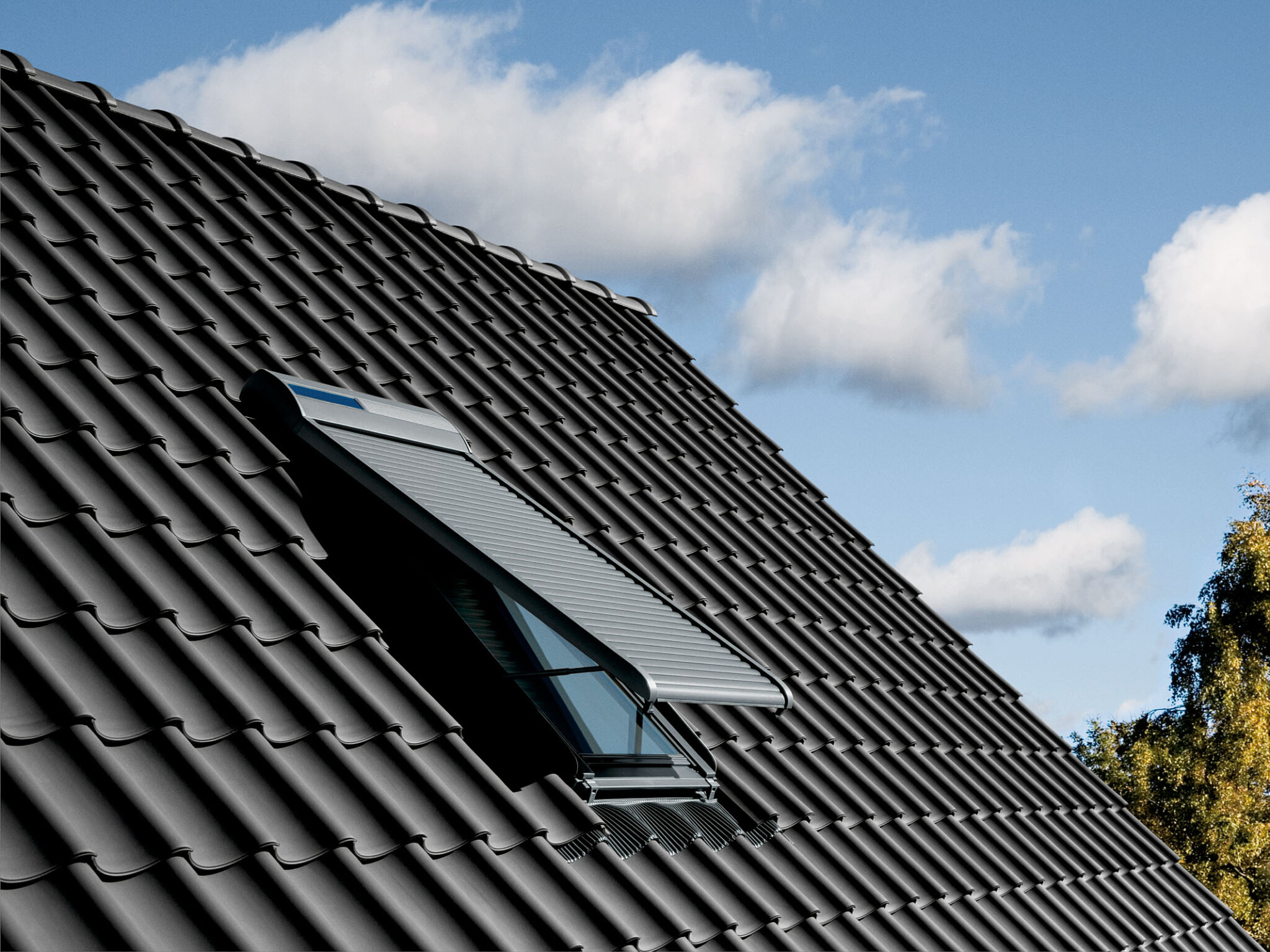 Solar Rollladen für Dachfenster, dass ein Kippen der Fenster trotzdem ermöglicht.