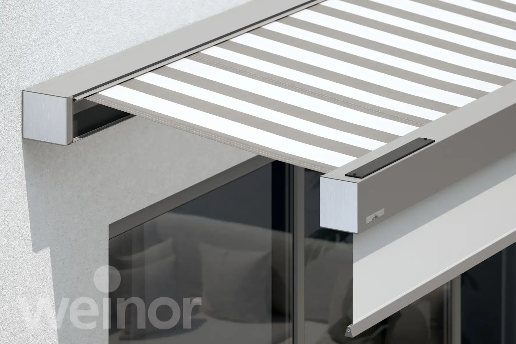 Gestreifte Markise mit Solarmodul