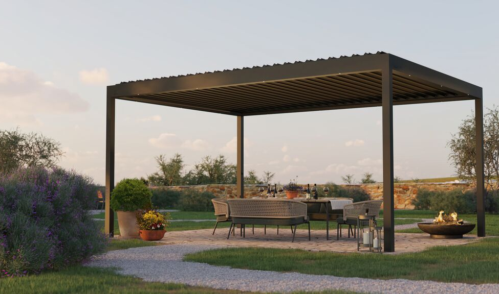 Das Lamellendach Brustor B160 XL freistehend als Sonnenschutz eines Outdoor-Essbereichs.