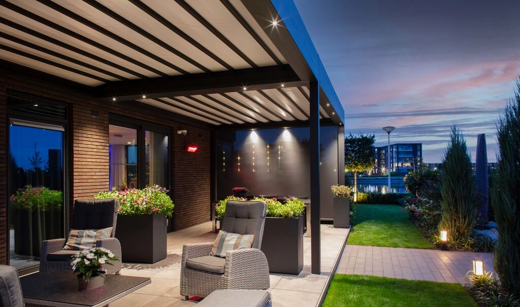 Zwei gekoppelte Brustor B300 mit eingebauten LED-Spots, die eine Terrasse beleuchten.