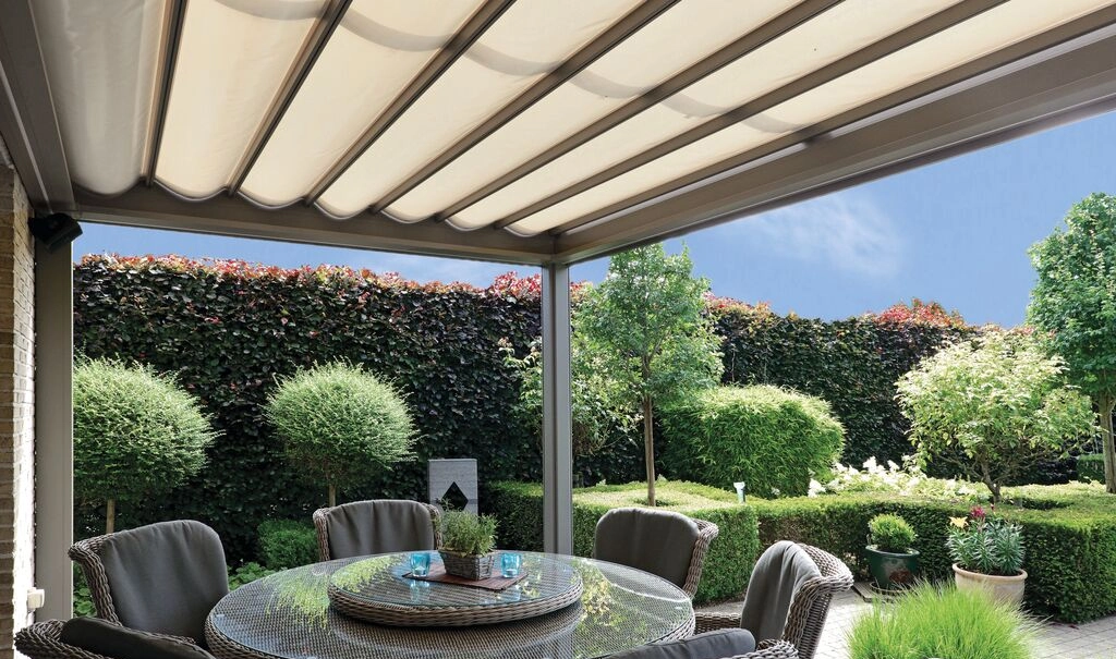 Ein Brustor B300 über Sitzgelegenheiten auf einer Terrasse in einem Garten.