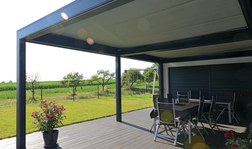 Zwei gekoppelte Brustor B300 über einer Terrasse mit Holzdielen und Gartenmöbeln.