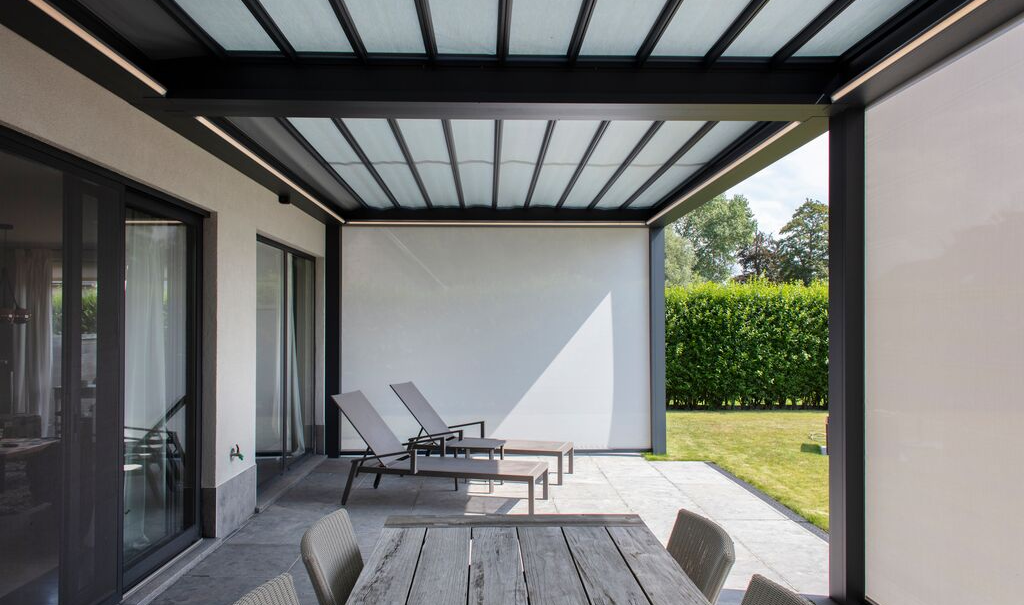 Zwei gekoppelte Brustor B300 über einer Terrasse mit seitlichen Textilscreens.