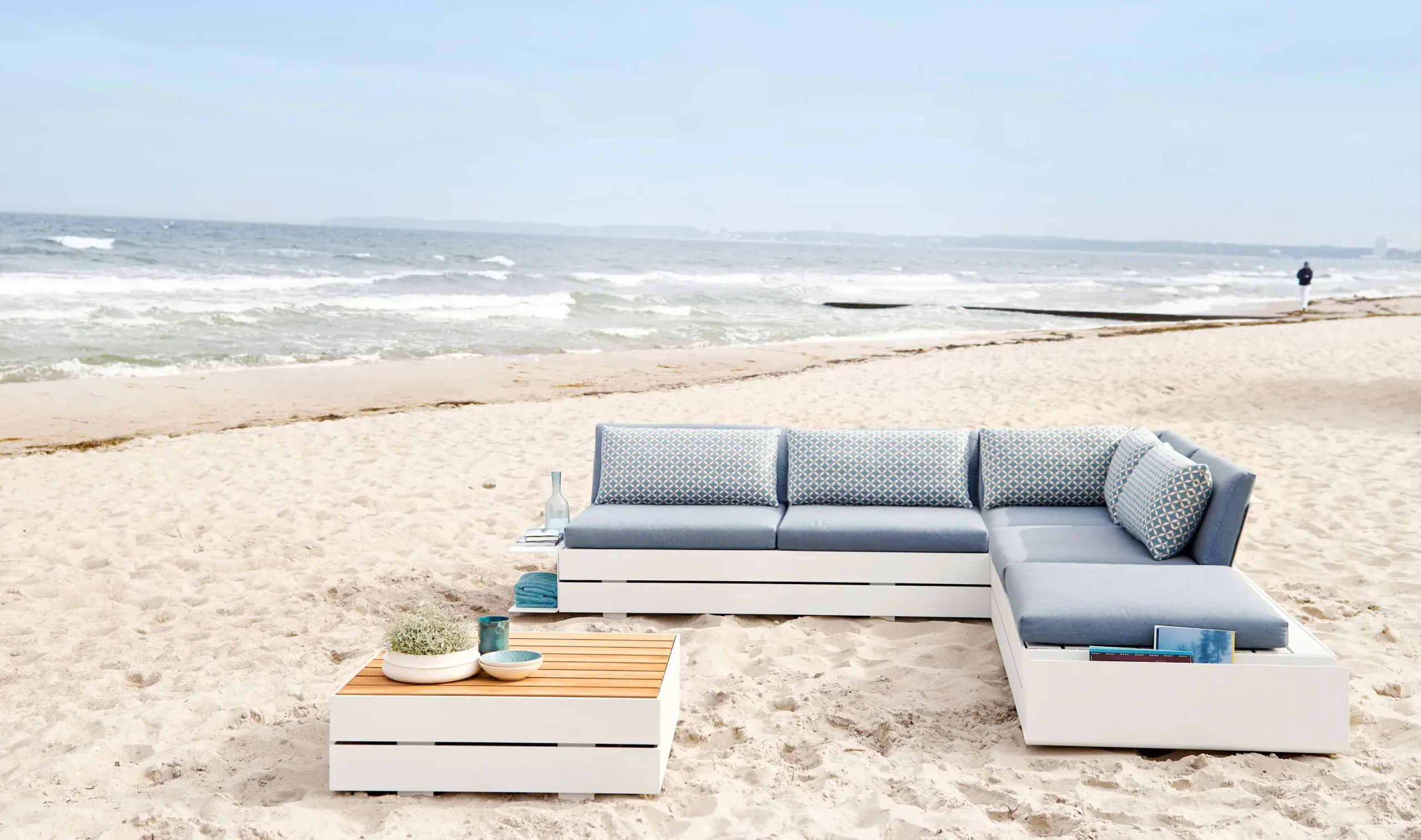 Die BOXX Lounge aus den Terrassenmöbeln der Marke Solpuri steht am Strand vor dem Meer.