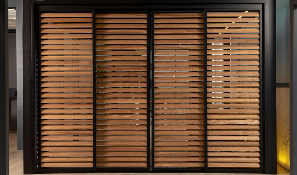 In die Seiten des Brustor B800 Glasdachs lassen sich neben herunterlassbaren Screens auch Shutter mit Holzlamellen integrieren.