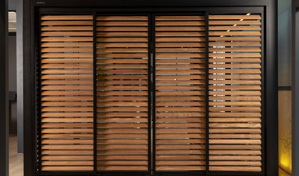 In die Seiten des Brustor B720 Glasdachs lassen sich neben herunterlassbaren Screens auch Shutter mit Holzlamellen integrieren.