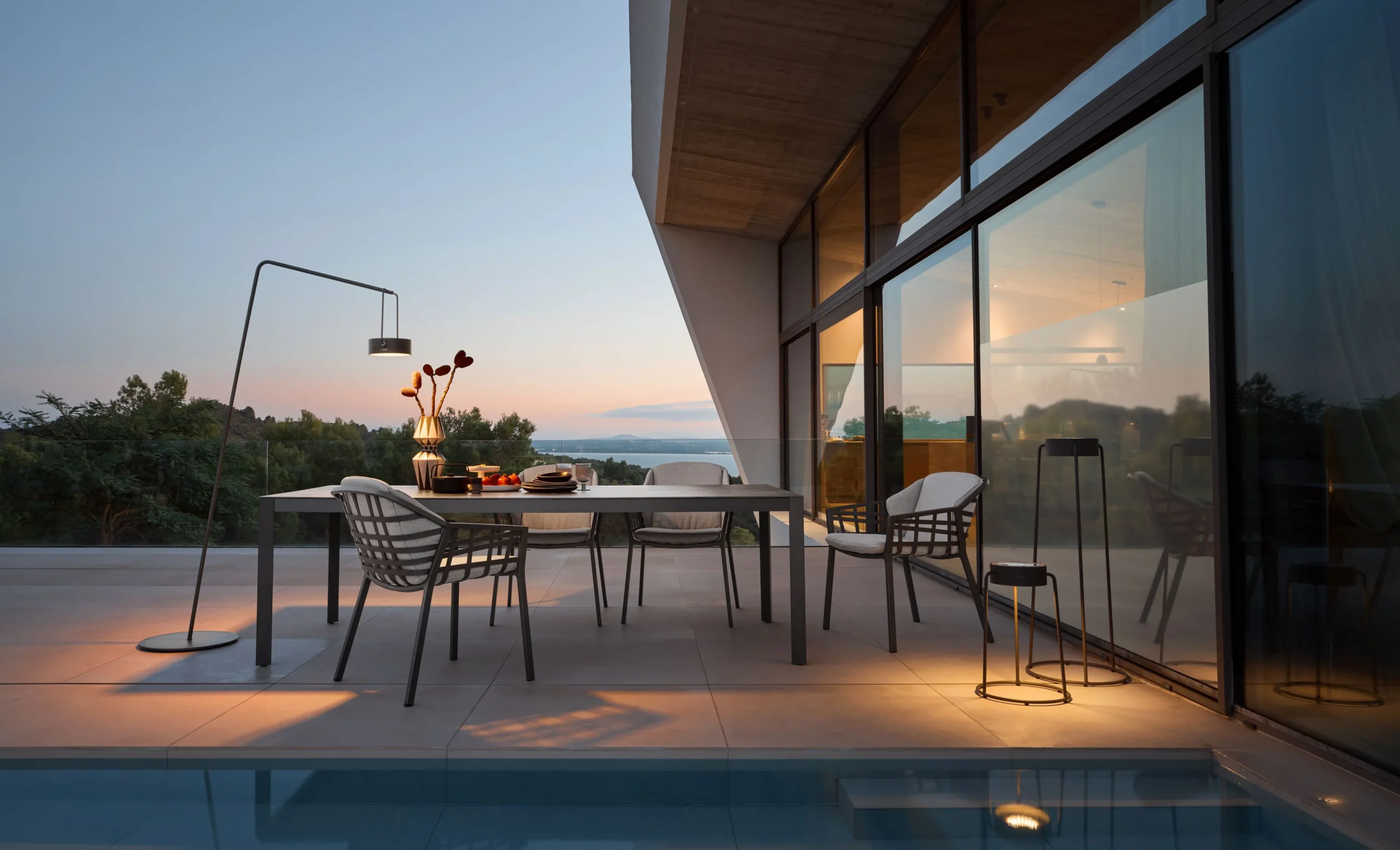 Terrassenmöbel von Solpuri bei Dunkelheit mit Beleuchtung.