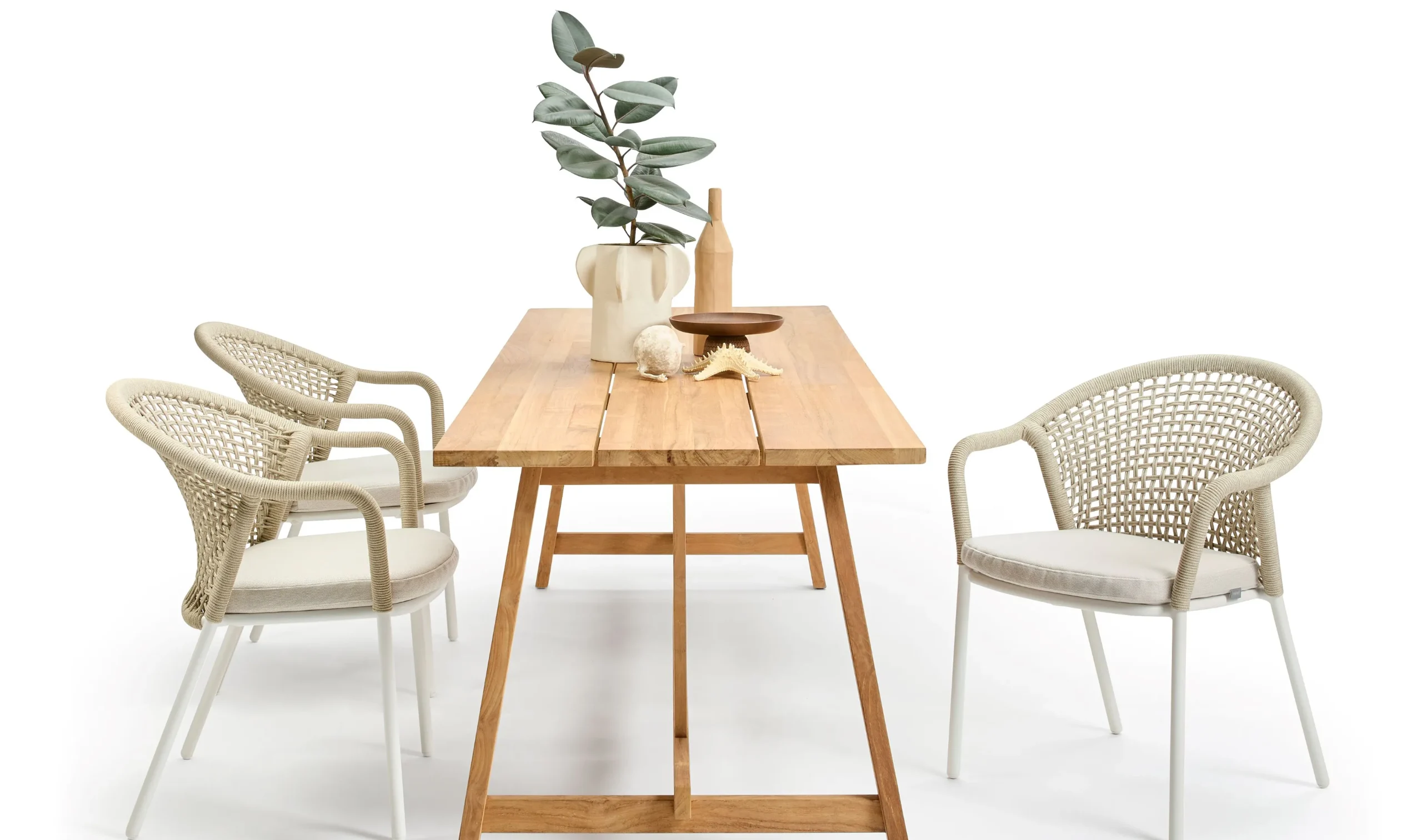 Ein Solpuri Terrassenmöbel Esstisch "COUNTRY" mit Dining Sesseln "JOOY".