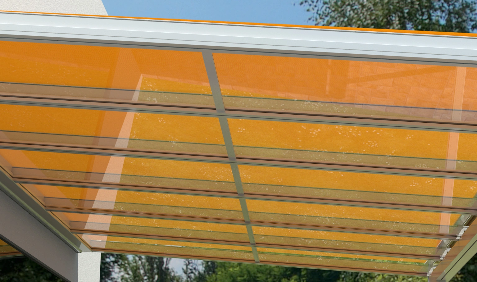 Mit einer orangefarbenen ZIP-Markise werden an dem Glasdach Lewens Murano Integrale ZIP farbliche Akzente gesetzt.