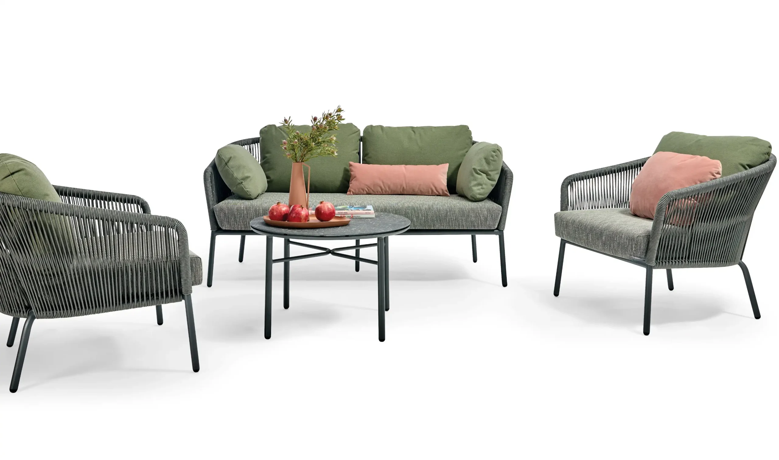 Eine vollständige Lounge Gruppe der Variante LOOP von Solpuri Terrassenmöbel bestehend aus Lounge, Sesseln und Beistelltisch.