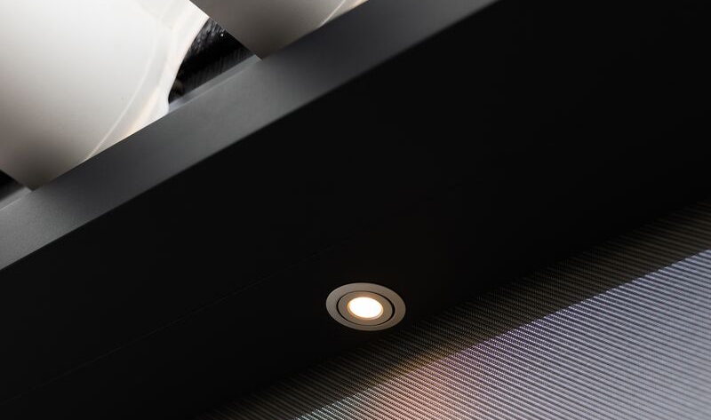 LED-Spots in dem Lamellendach B600 S erhellen Außenbereiche nach Sonnenuntergang.