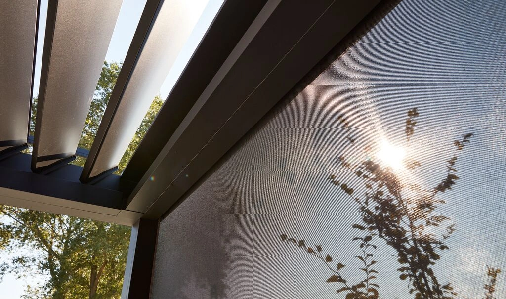 Der Stoff des integrierten Screens dimmt die Sonne, ohne sie vollständig auszusperren.