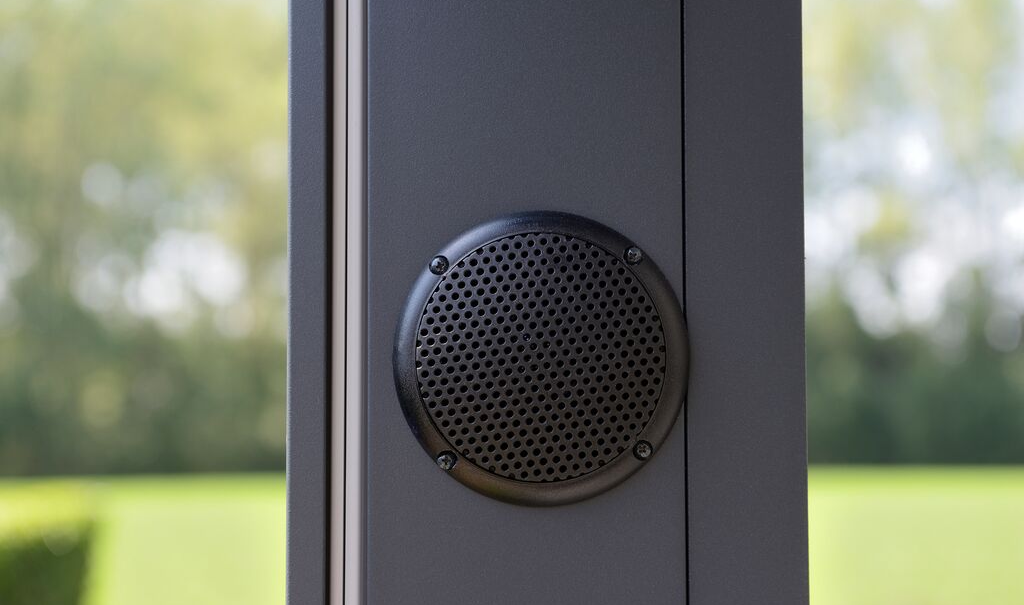Ein in das Lamellendach eingebauter Bluetooth-Lautsprecher sorgt für passende musikalische Untermalung.