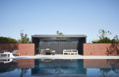 Pergola mit Lammellndach am Rand vom Pool