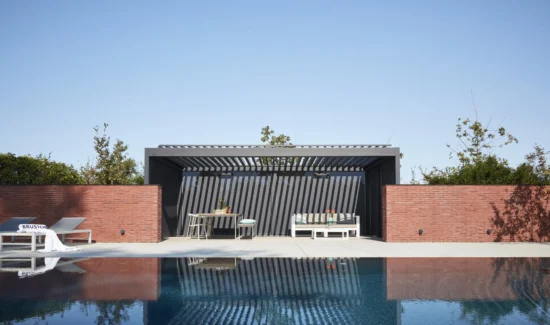 Pergola mit Lammellndach am Rand vom Pool