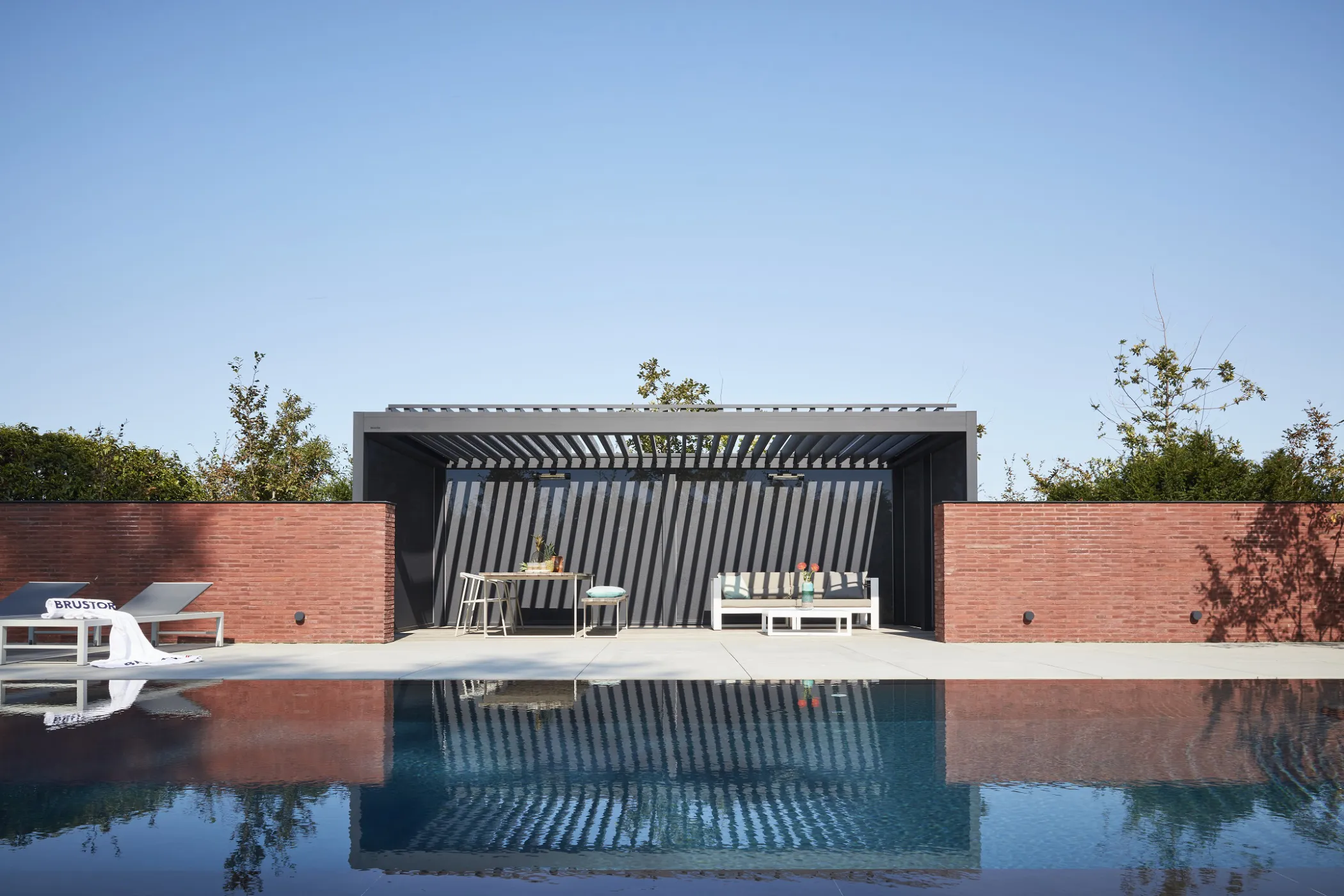 Pergola mit Lammellndach am Rand vom Pool