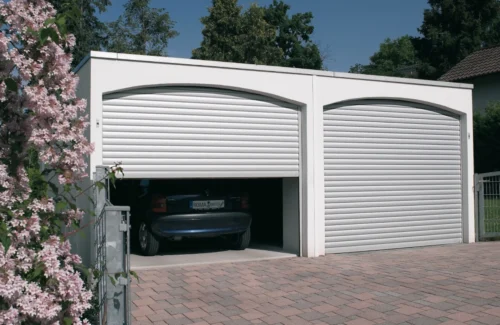 Das Deckenlaufgaragentor ROMA GECCO eingebaut in zwei angrenzende, niedrige Garagen mit abgerundeter Oberkante.