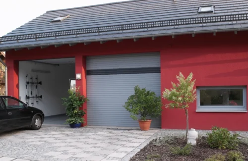 Das Garagentor ROMA SILENTO an zwei angrenzenden Garagen, das eine Tor geöffnet, das andere geschlossen.